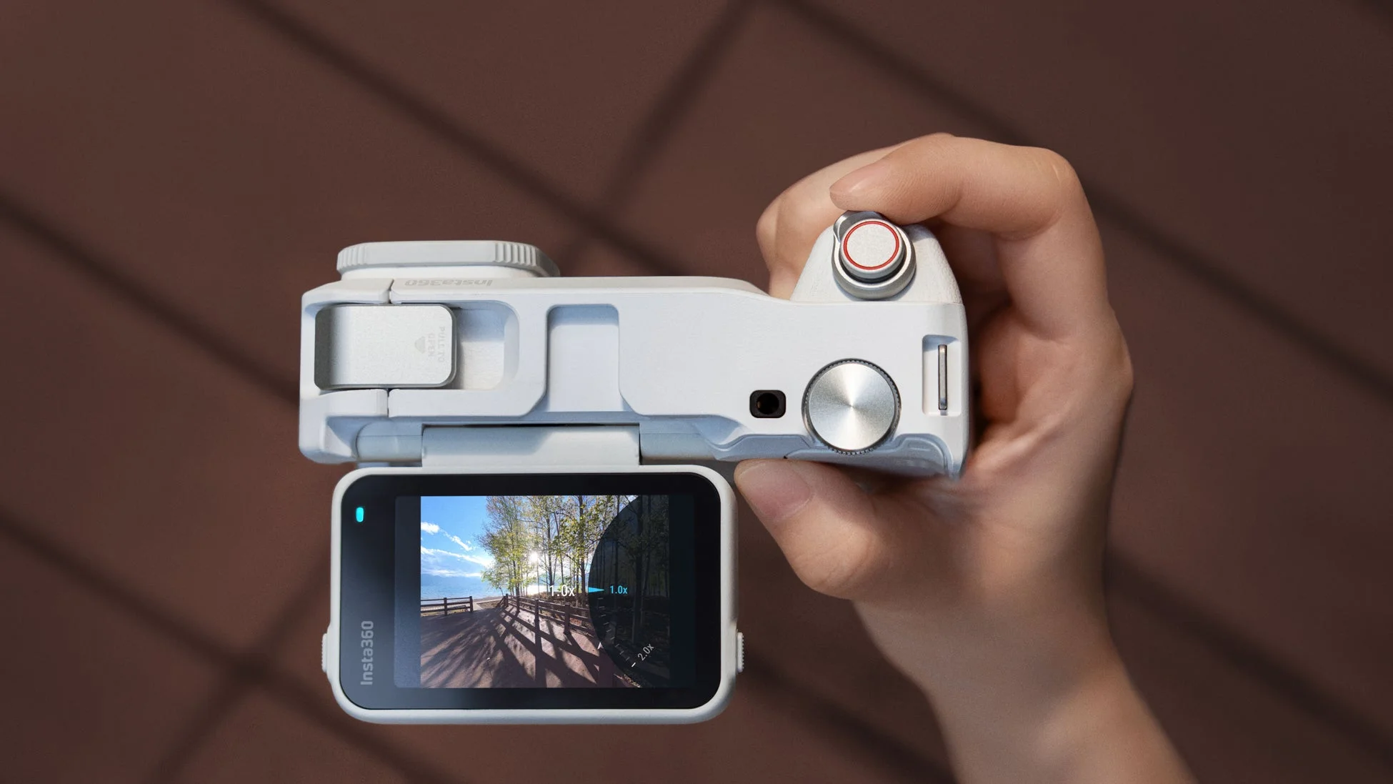 Insta360 Ace Pro 2のフリップ式タッチスクリーンに映る風景