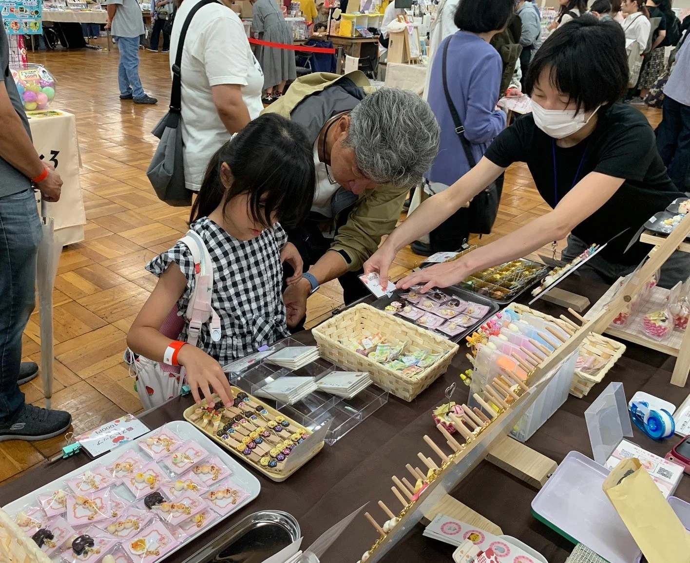 イベント会場で商品を見る来場者