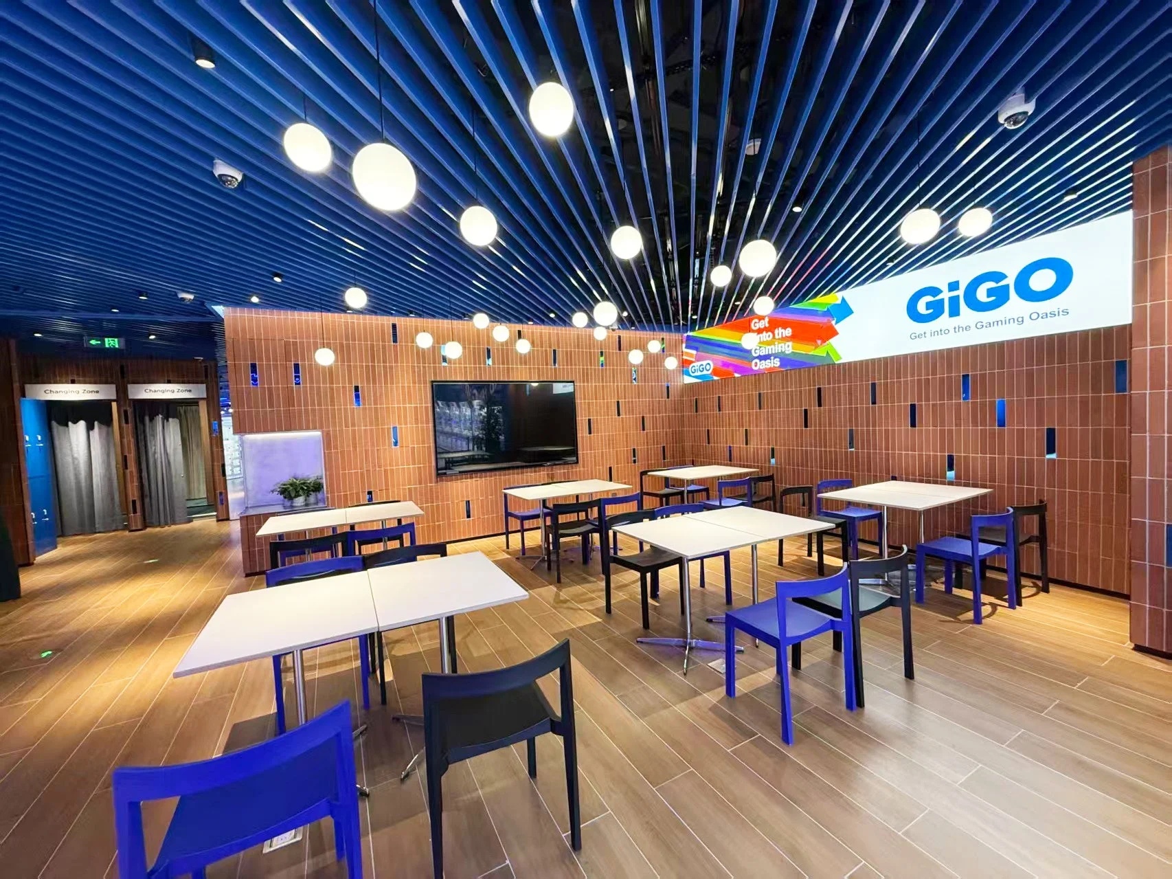 GiGO施設内のラウンジと更衣室