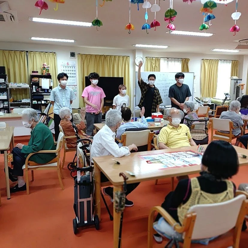 高齢者施設での交流の様子