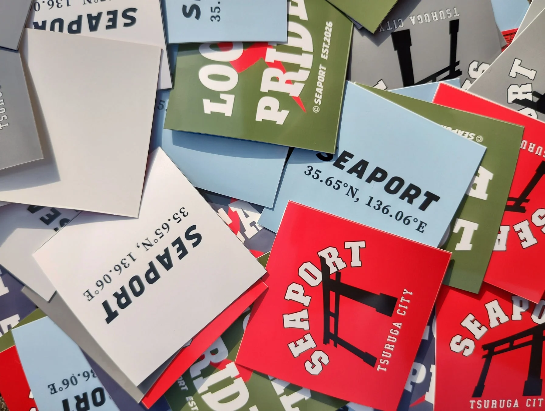 SEAPORTのロゴ入りステッカーとカード