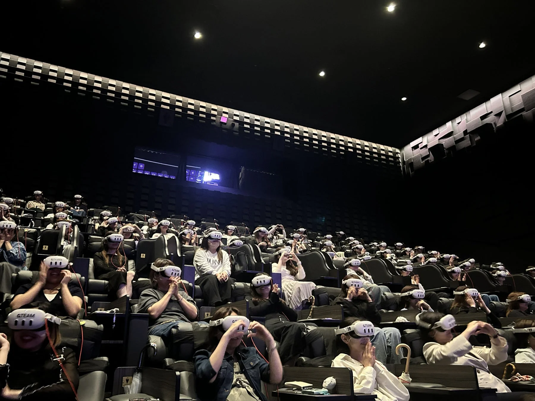 VRを体験する観客