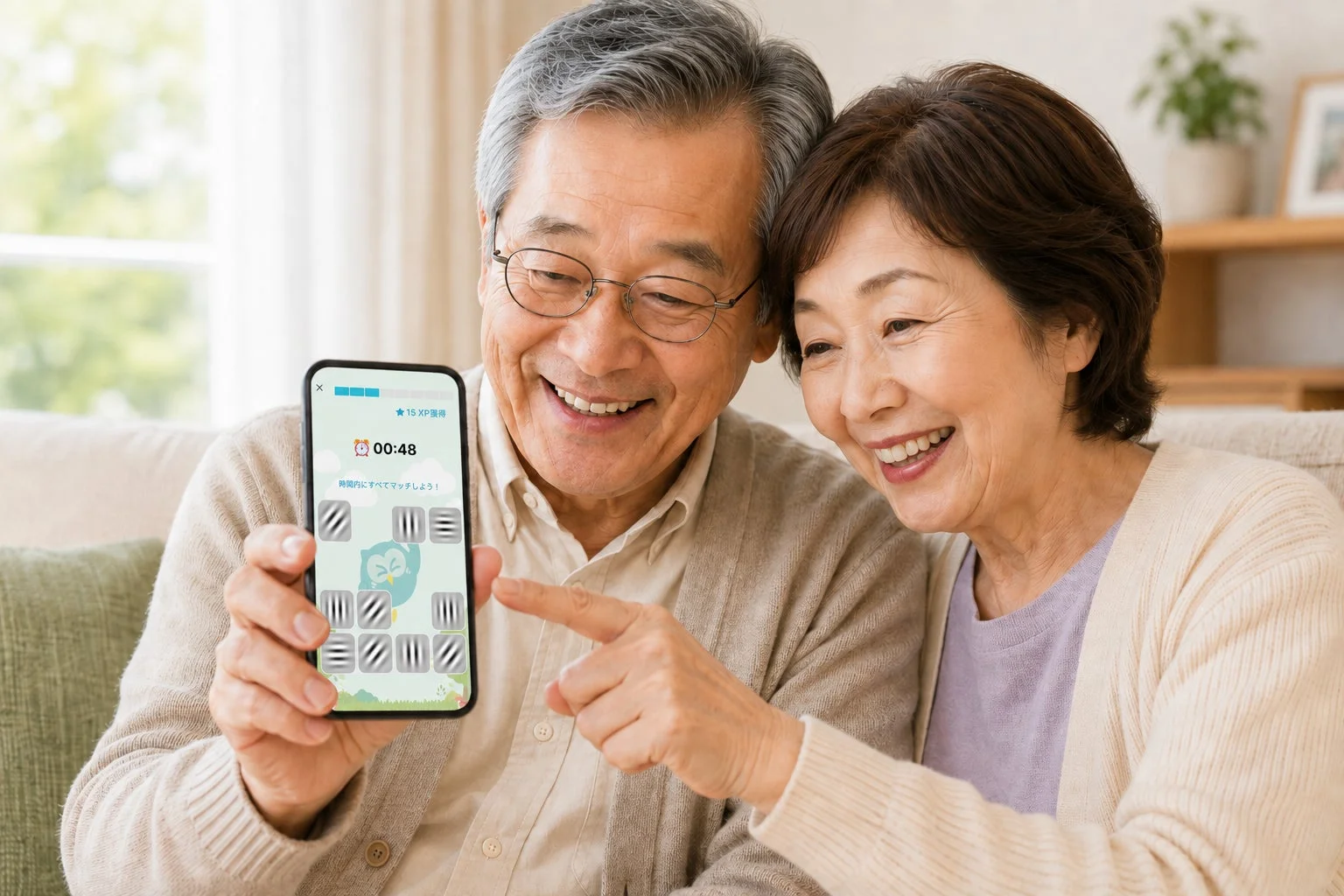 笑顔でスマートフォンを見る高齢者夫婦