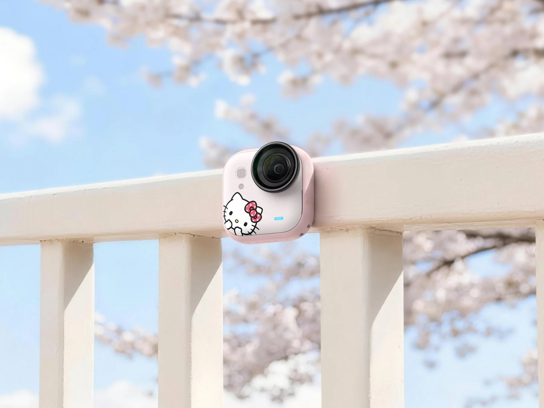 ハローキティデザインのカメラと桜
