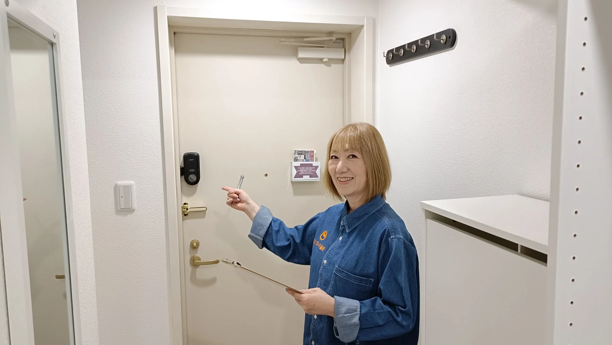 スマートロックを説明するアパマンショップのスタッフ