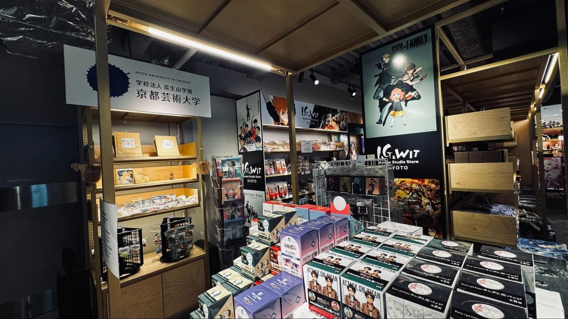 アニメグッズショップの店内で、人気アニメのポスターやキャラクターグッズが豊富に並べられています。
