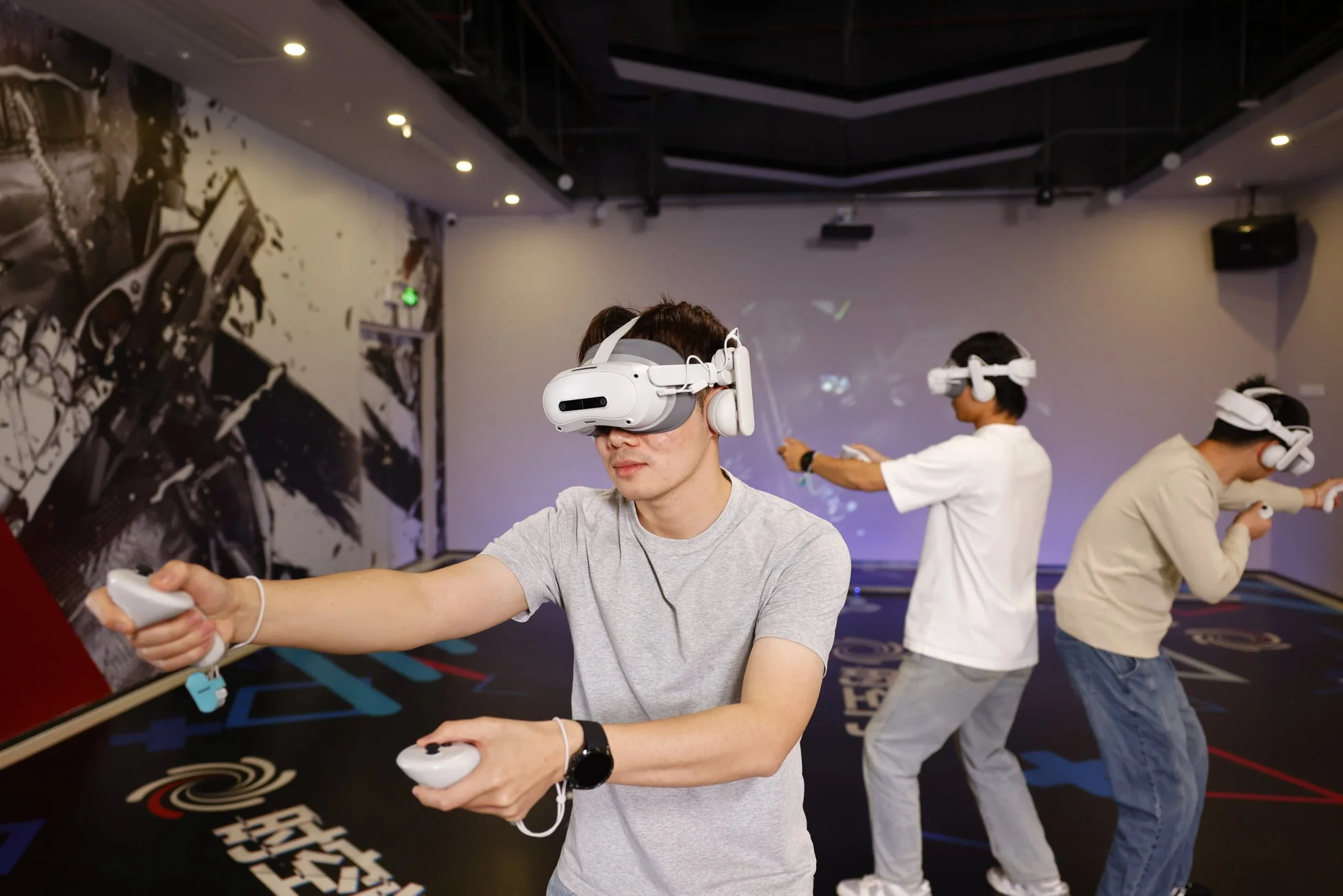 VRヘッドセットを装着しコントローラーを持つ人々