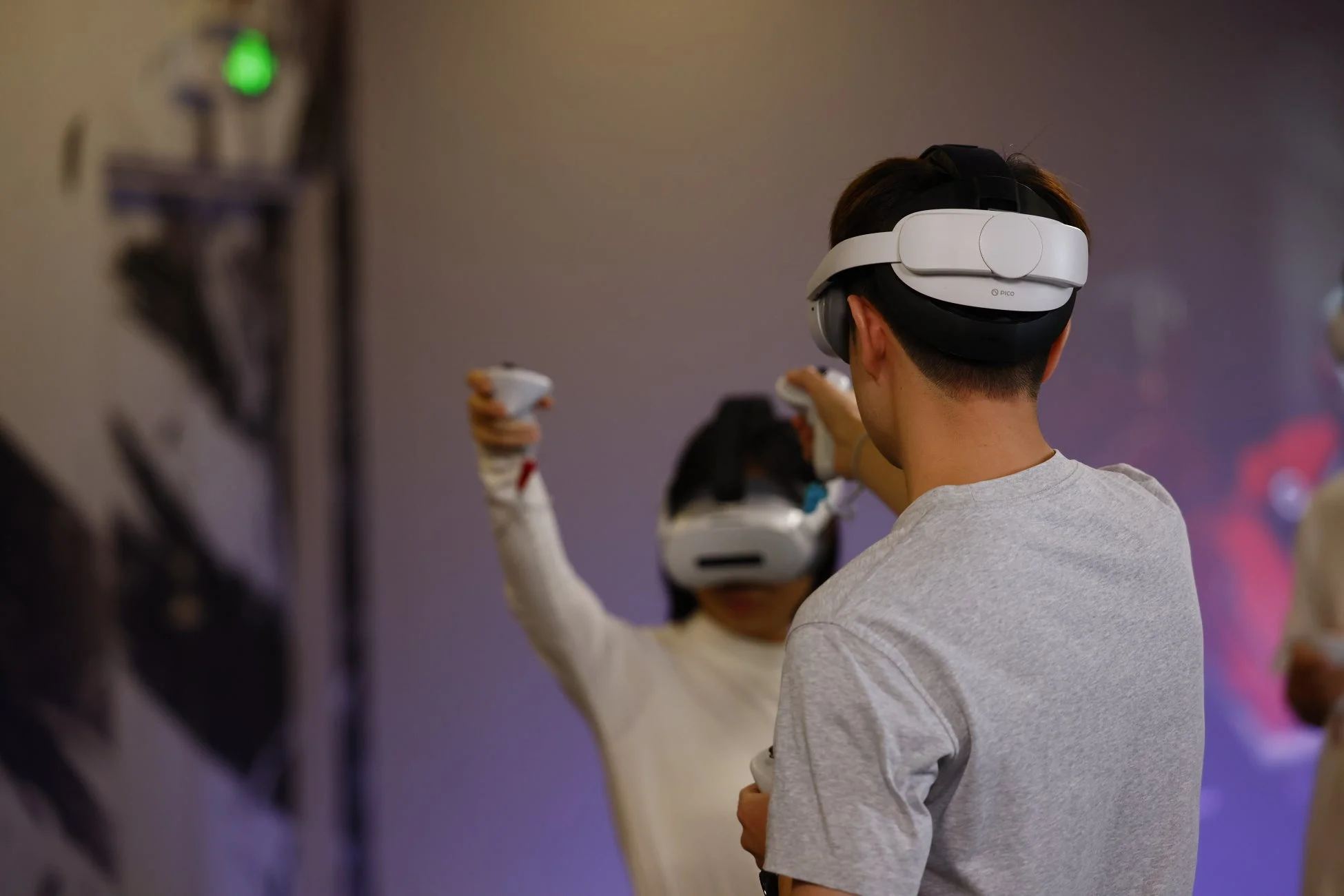 PICO VRヘッドセットを装着した人物