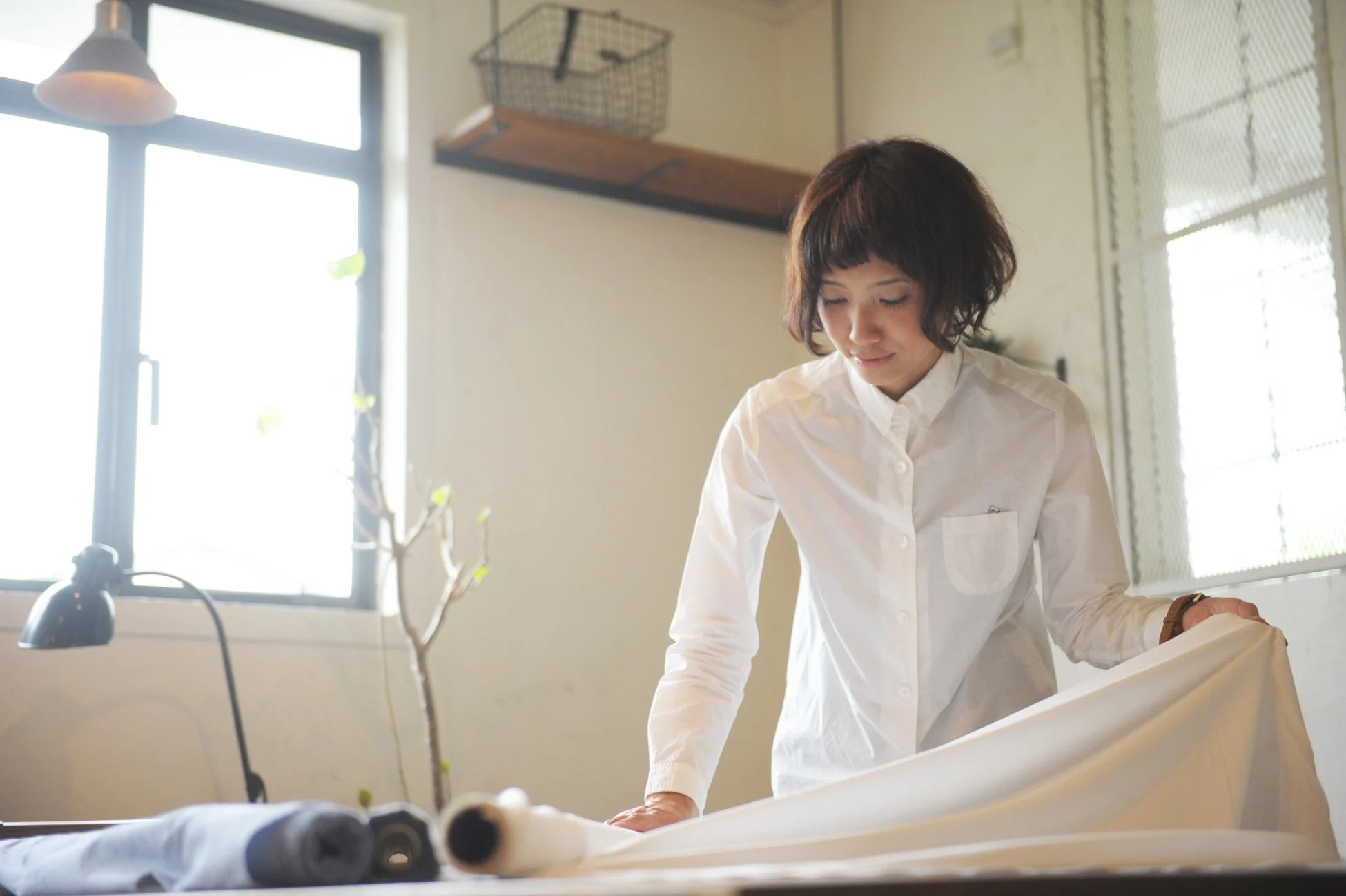 生地を扱う女性