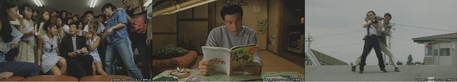 若者たちが集まる室内、和室で本を読む男性、屋外でおんぶし合う二人の男性という、三つの異なる日常風景が並列に描かれています。それぞれの場面で人々が様々な表情を見せています。