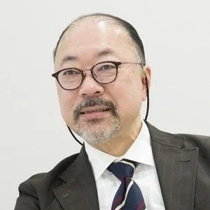 眼鏡をかけ、ひげを生やしたアジア人男性のポートレート
