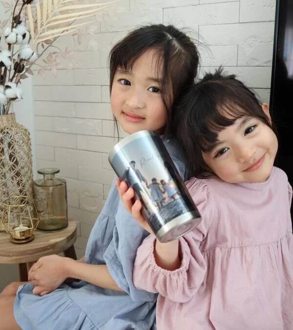 笑顔の2人の幼い女の子が写っています