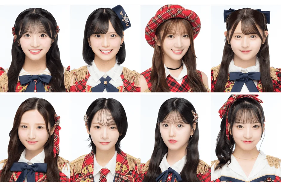 8人の若い女性が赤いチェック柄のアイドル衣装を着て並び、笑顔でカメラを見ているポートレート写真です。