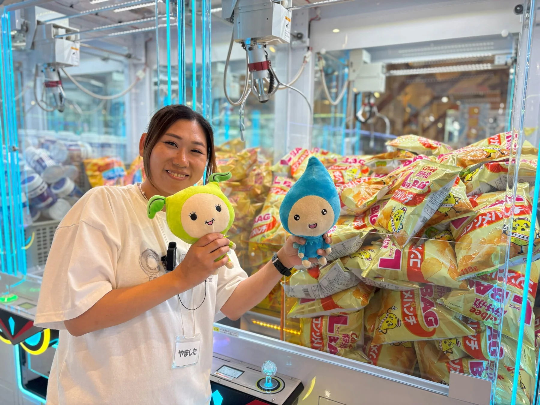 ポテトチップスをゲットして喜ぶ女性