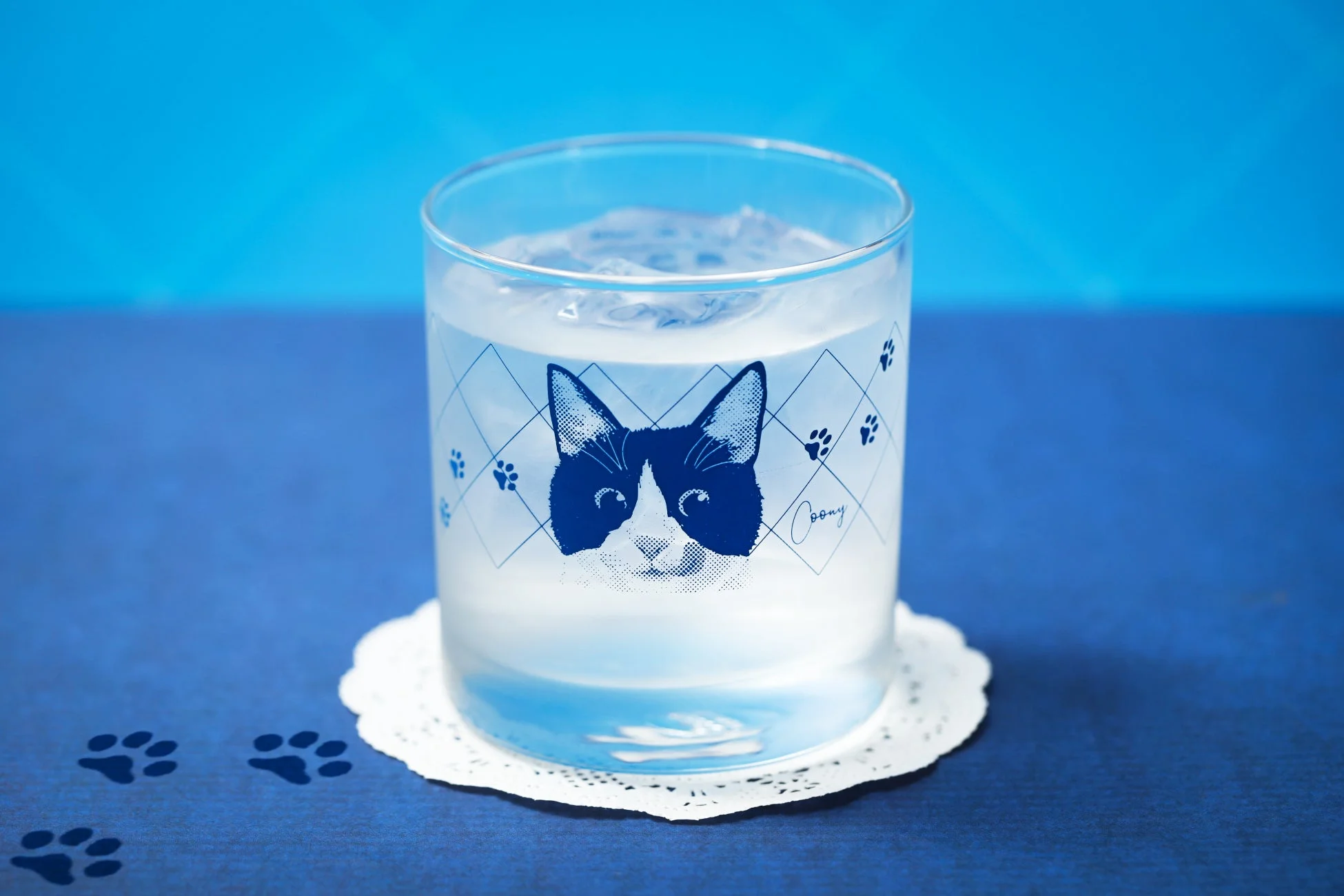 猫の顔と肉球がデザインされたオリジナルグラス