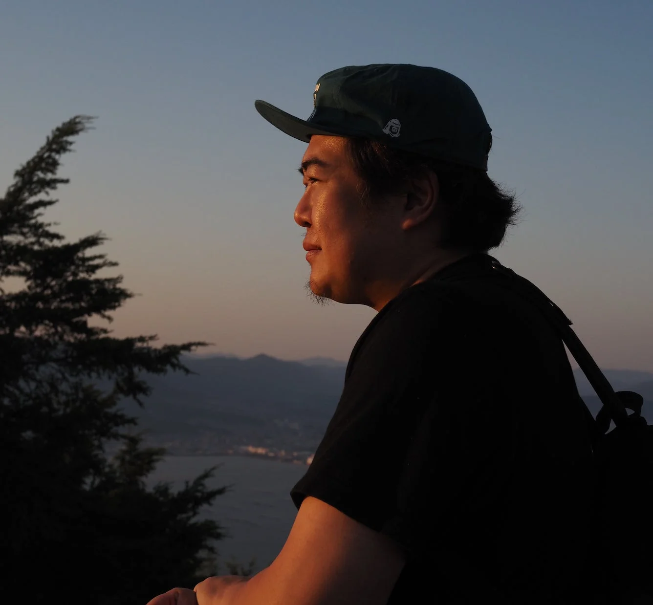 夕焼けを背景にした大岡弘晃氏の横顔
