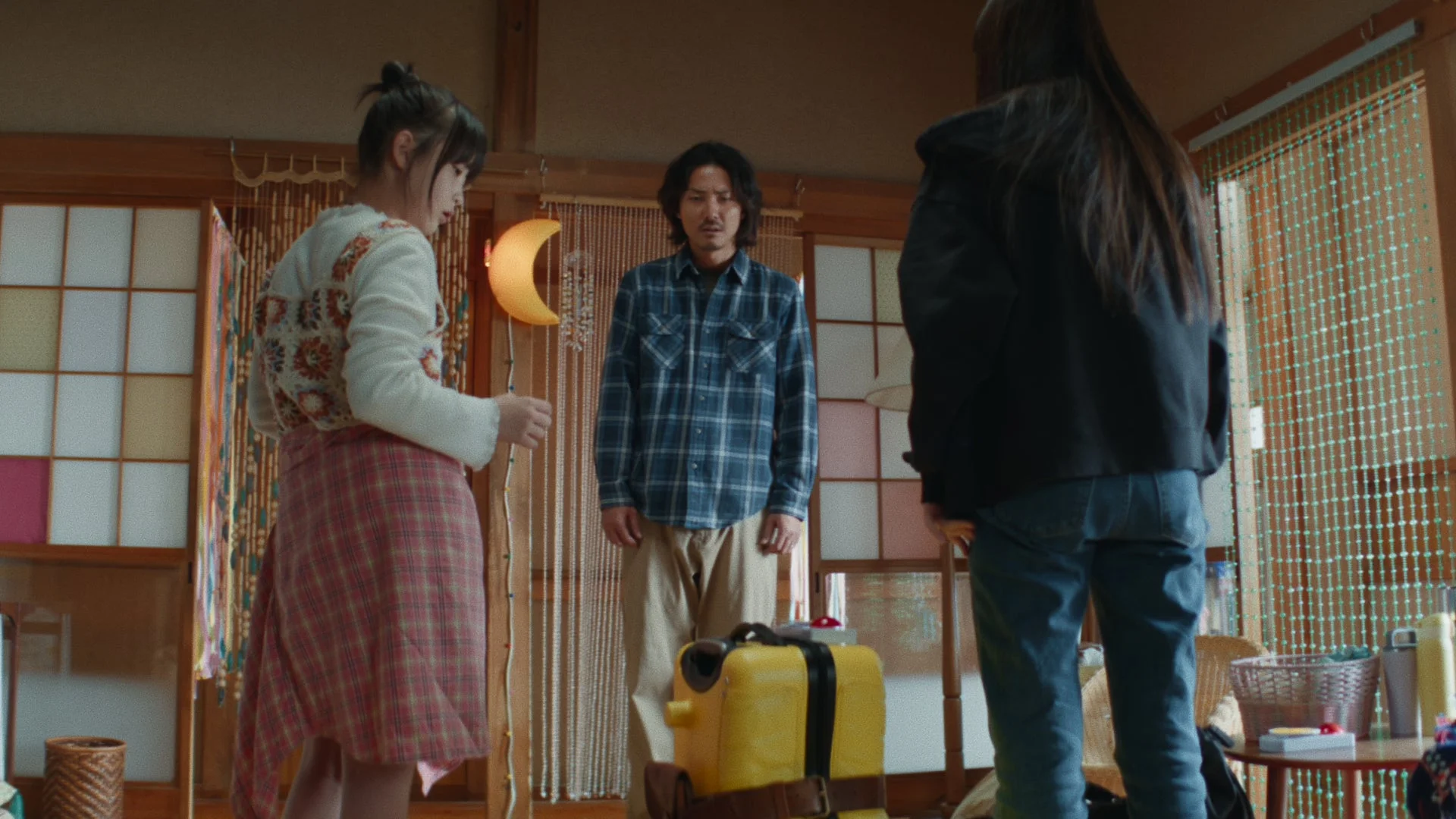 和室で会話する人物たち