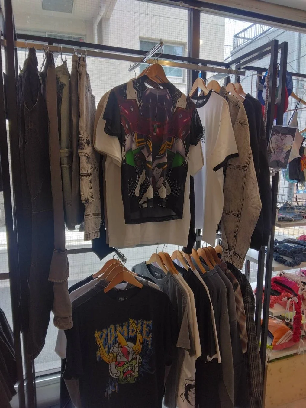 衣料品が並ぶ店内