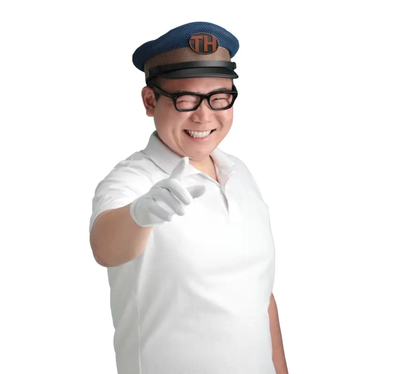 笑顔で指をさす男性