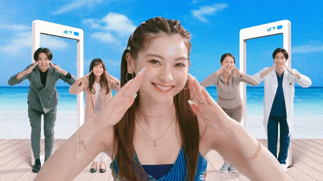 笑顔でポーズをとる男女