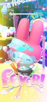 サンリオのマイメロディが、ポップでカラフルなゲーム画面のようなステージにいる画像です。頭には別のキャラクターが乗っており、「Fever!」の文字が大きく表示され、楽しげでエネルギッシュな雰囲気が伝わってきます。スコア表示もあり、音楽ゲームの一場面のようです。