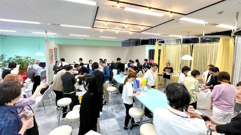 多くの人々が参加する交流会の様子