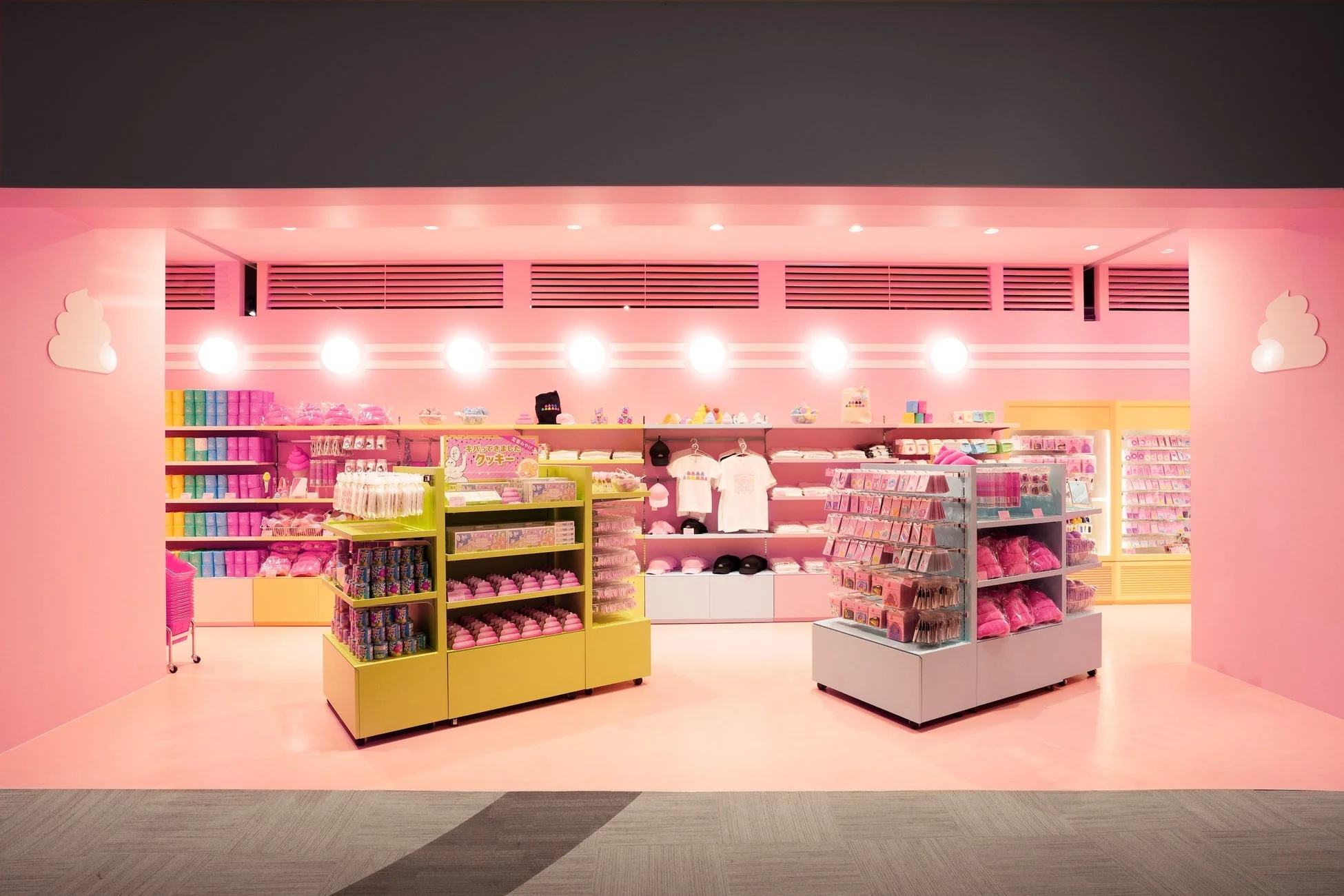 ピンク色を基調としたポップで可愛らしいショップの店内
