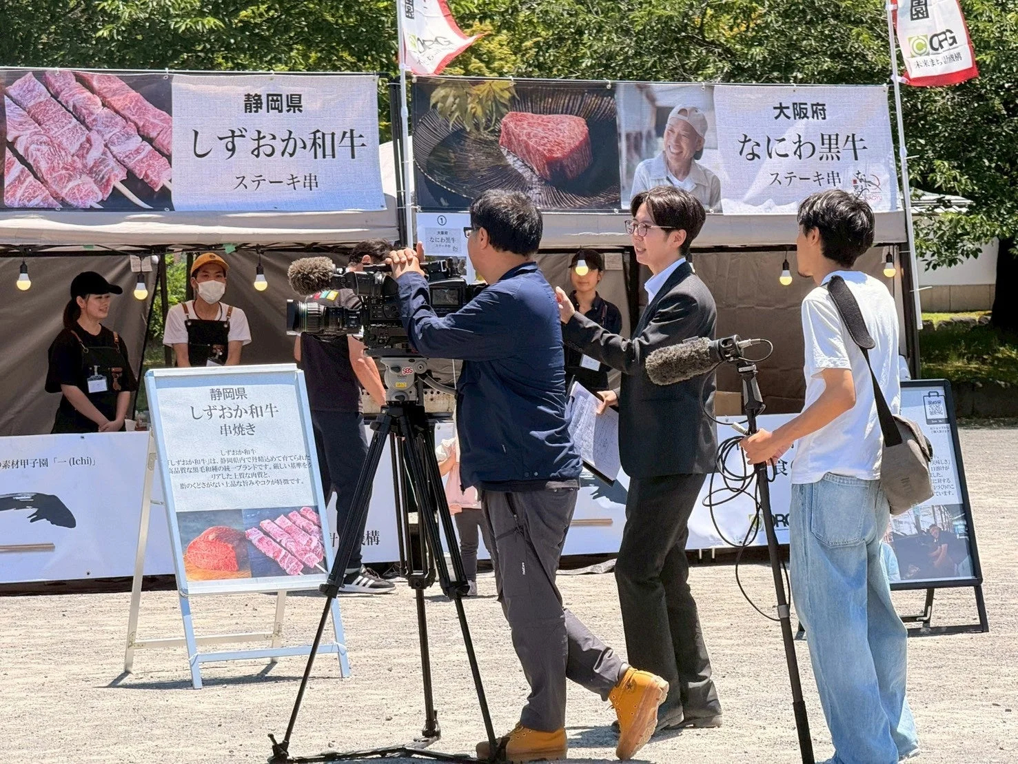テレビ取材を受けるグルメイベントの様子