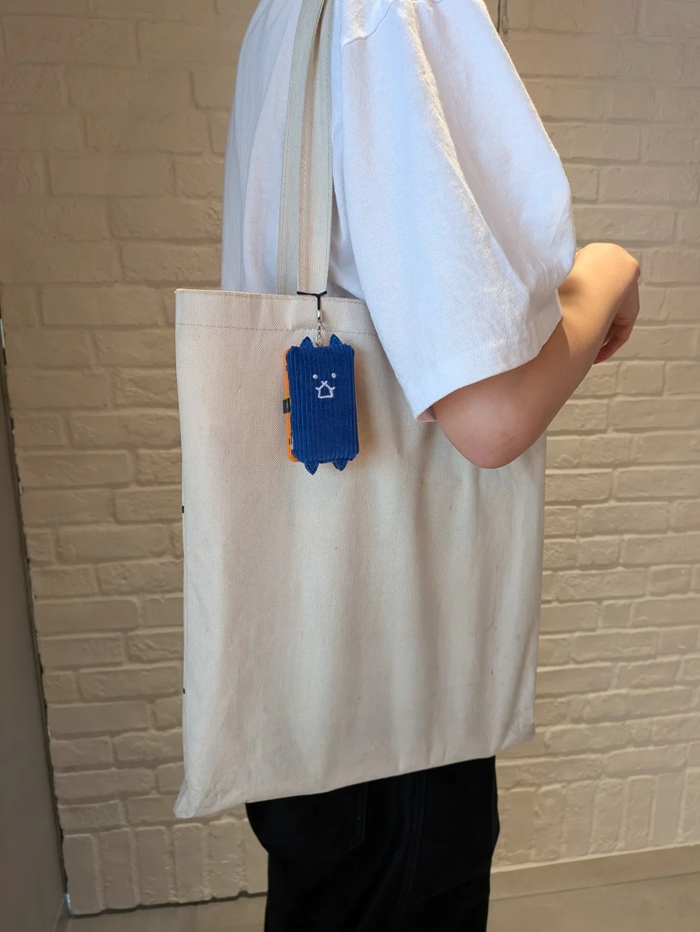 ストラップ ネコクバンケシ着用イメージ