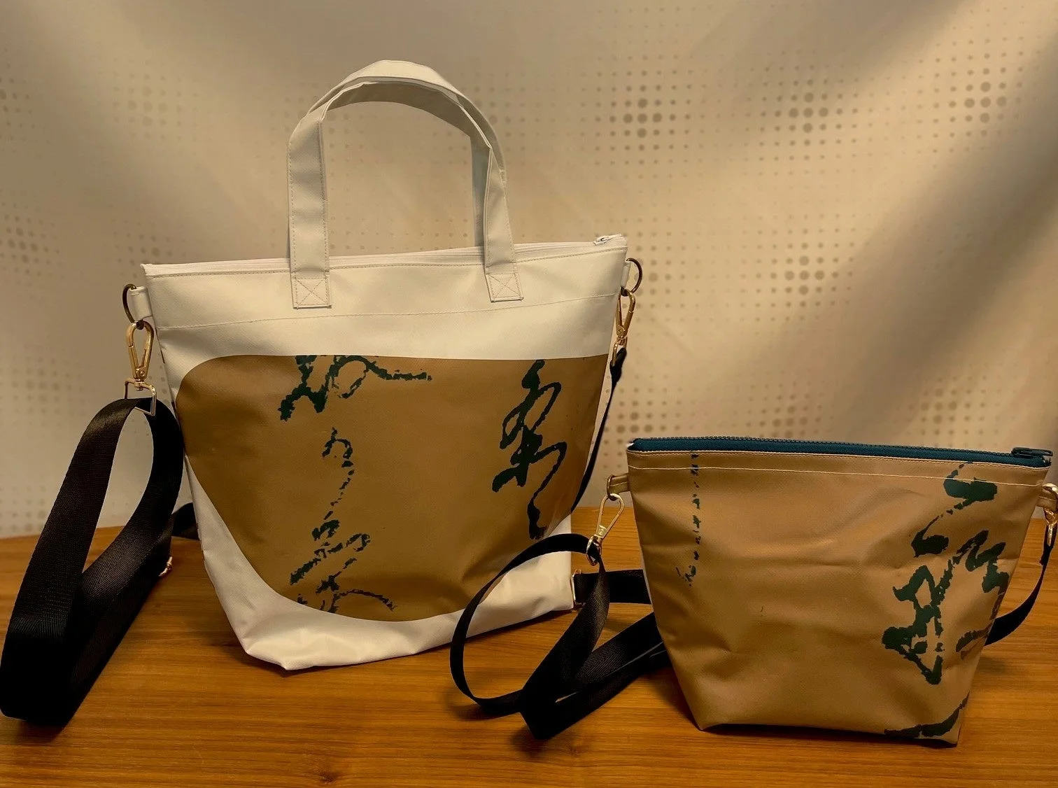 懸垂幕アップサイクルグッズのバッグとポーチ