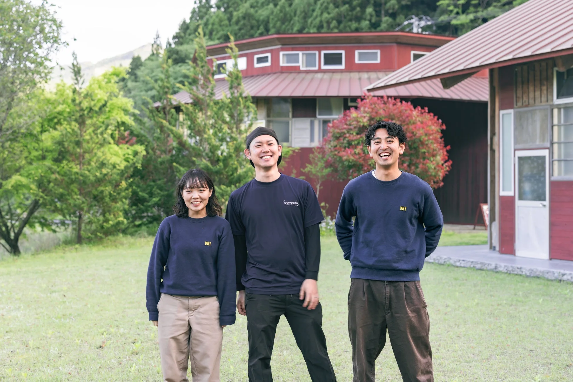 若者、男女、笑顔、屋外、自然、建物