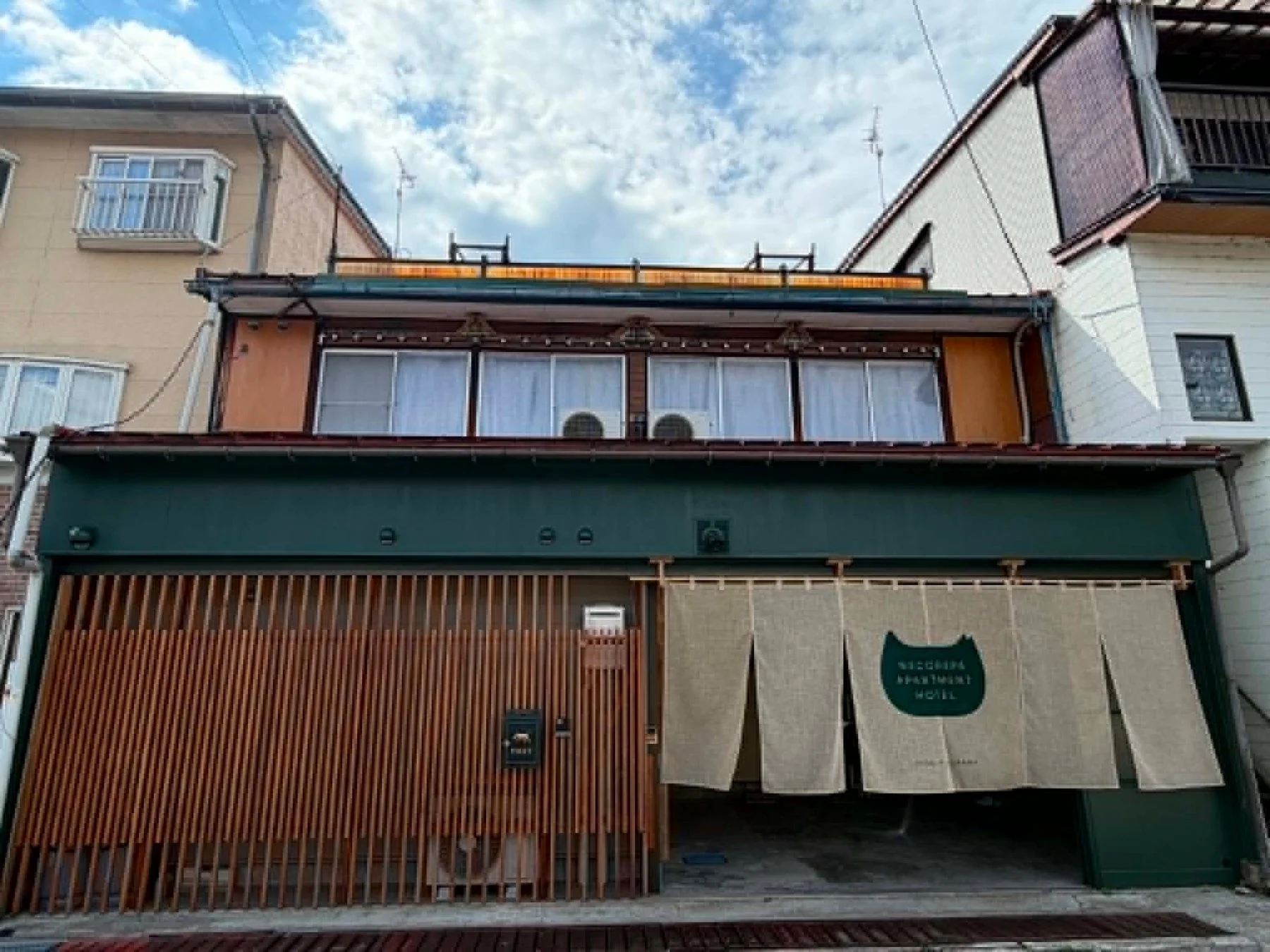 NECOREPA APARTMENT HOTELの外観
