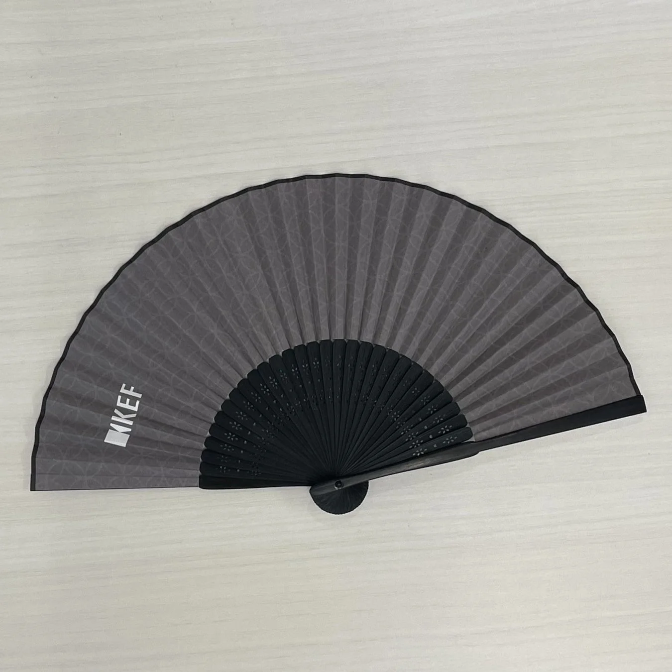 KEFのロゴが入ったダークグレーの扇子
