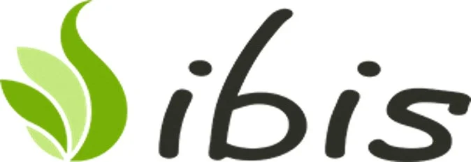 緑色の葉と手書き風の「ibis」文字を組み合わせたロゴマーク