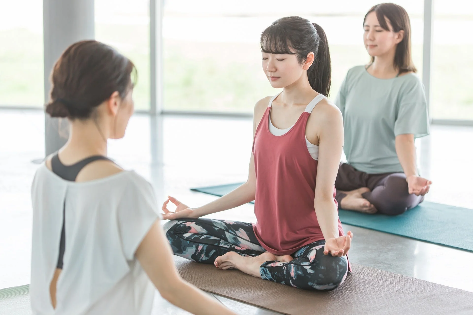 ヨガと瞑想を行う女性たち