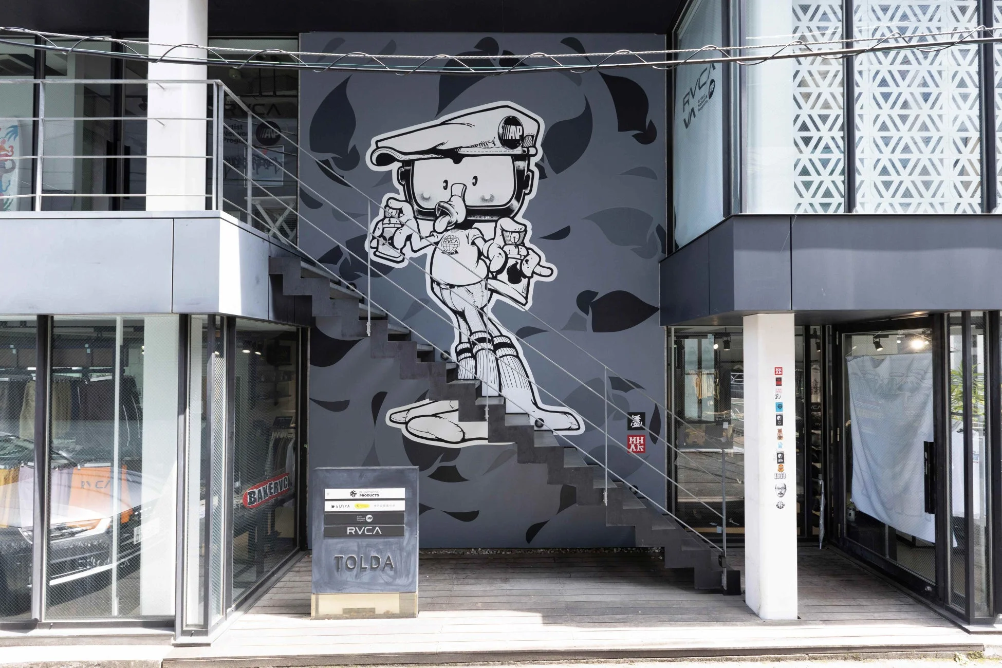 建物の一面にグラフィティアートが描かれたRVCA SHIBUYA店舗の外観