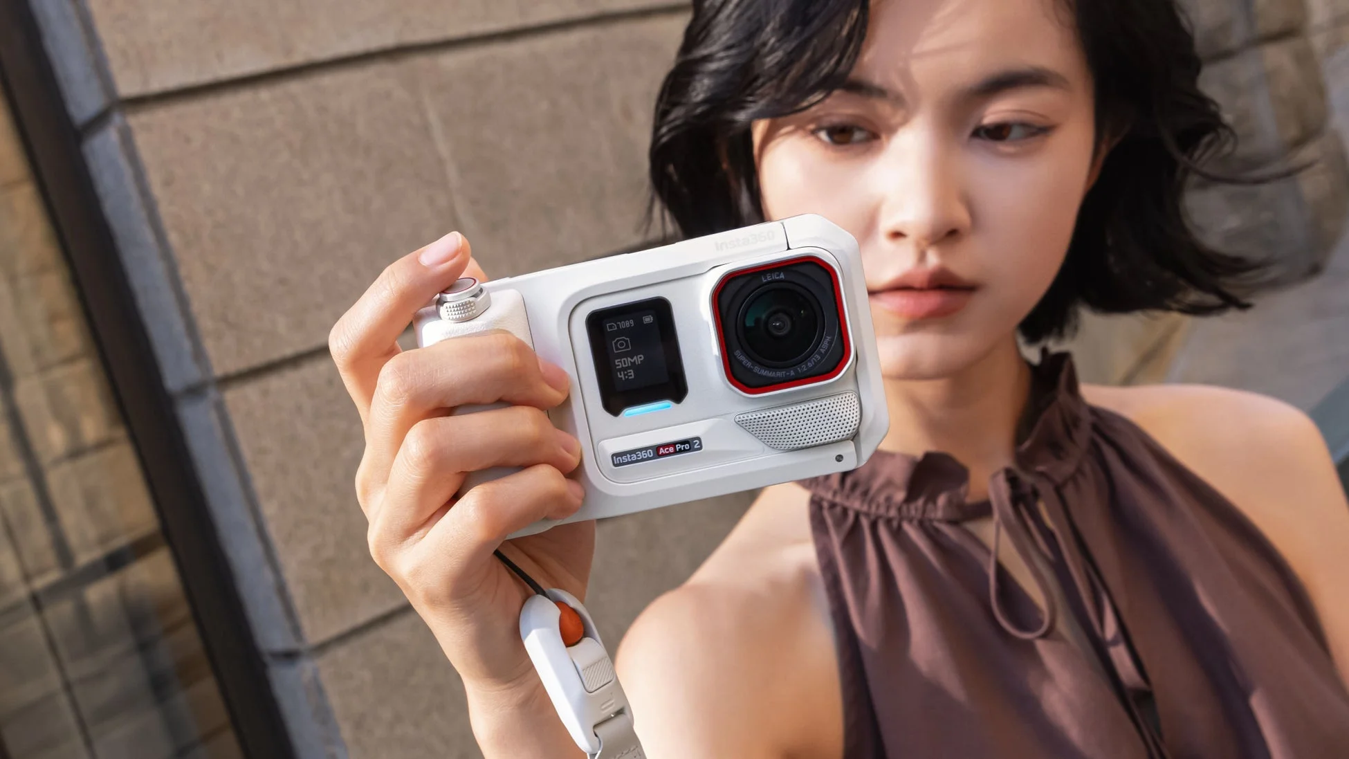 ストリート撮影グリップProを手に持つ女性