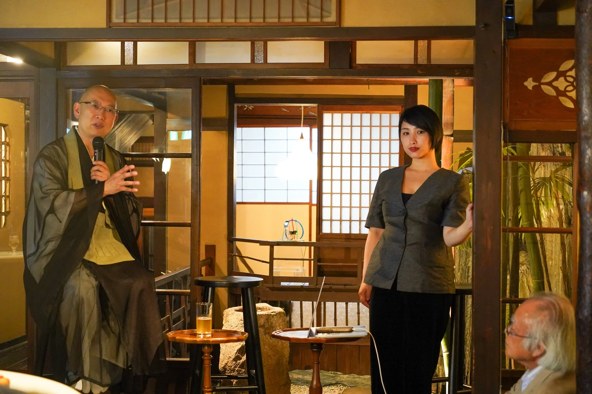 講演会、和室、和装、マイク