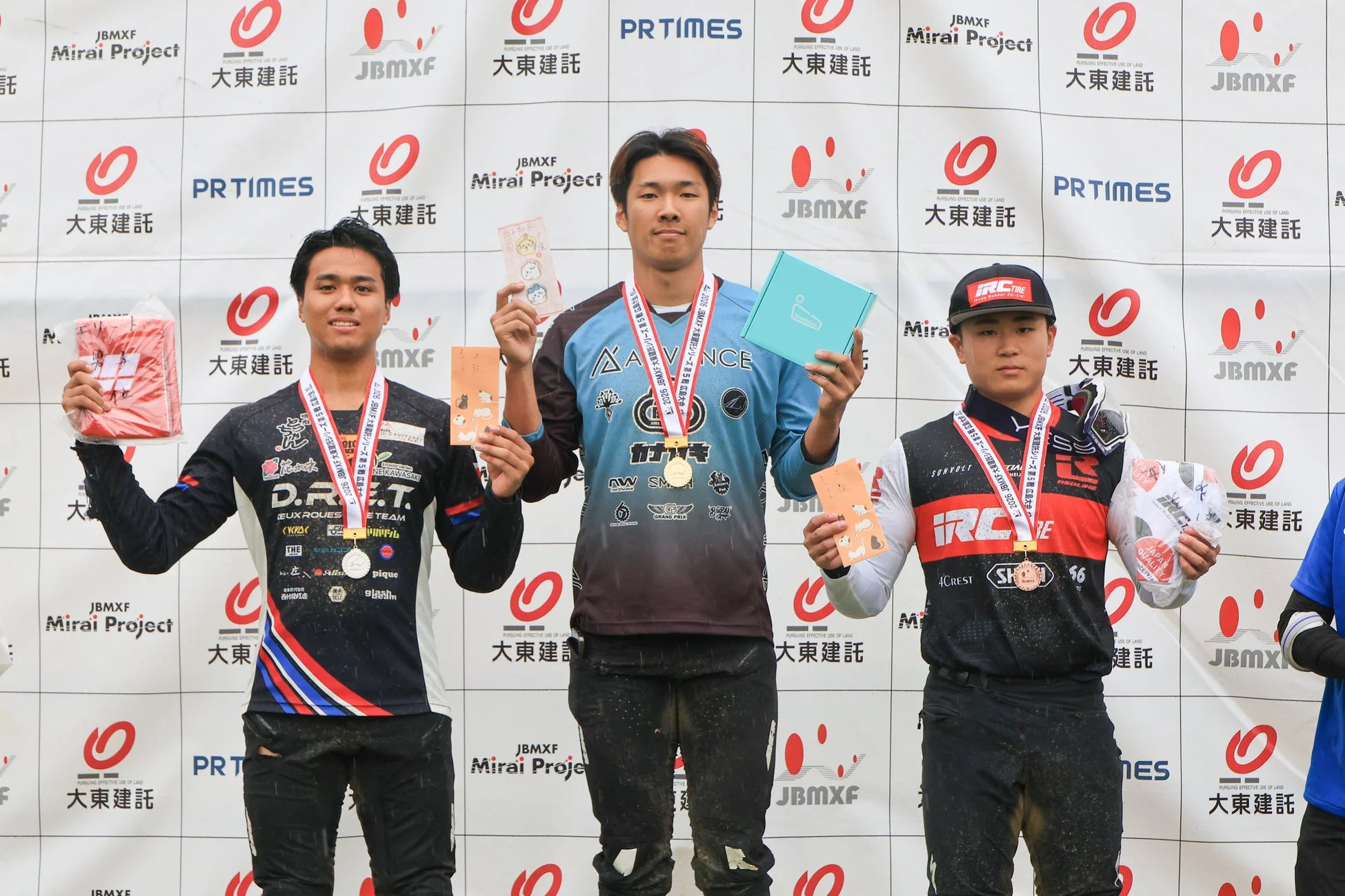 BMX競技の表彰式でメダルと賞品を手に笑顔を見せる選手たち