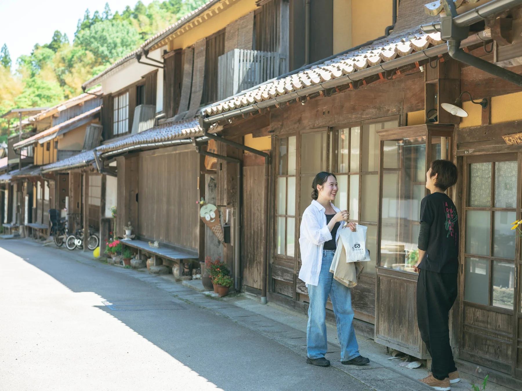 日本の街並み,伝統的な家屋,女性二人,会話,ショッピング