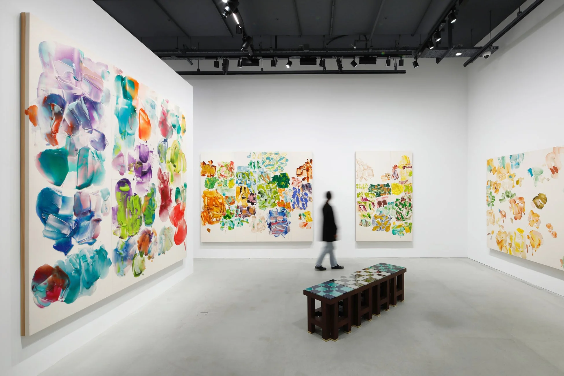 白い壁にカラフルな抽象画が複数展示された現代アートギャラリー