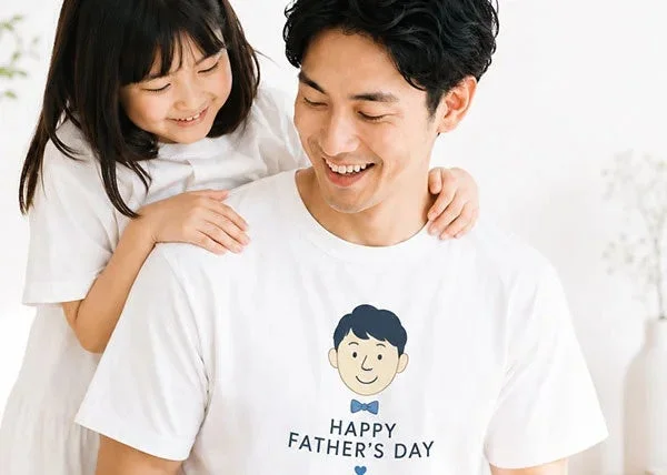 父親と娘が白いTシャツを着て笑顔で寄り添っている様子