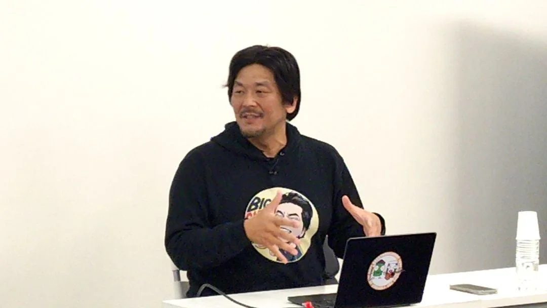 講演中の教育家・中村雄一氏