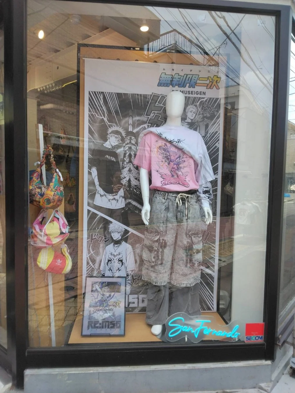 店舗ディスプレイとアニメ風ポスター