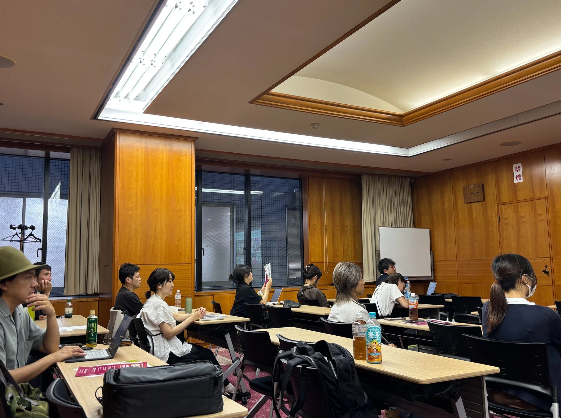 会議室でセミナーに参加する人々