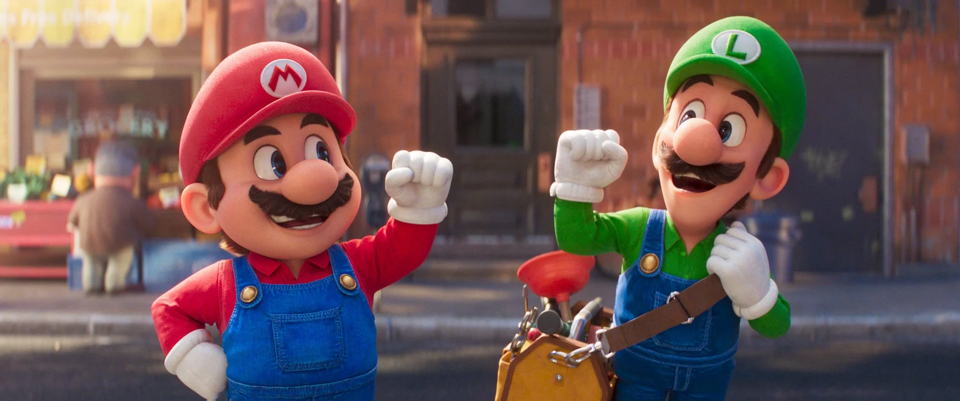 マリオとルイージが街中で笑顔で拳を突き上げている、3Dアニメーション映画の一場面