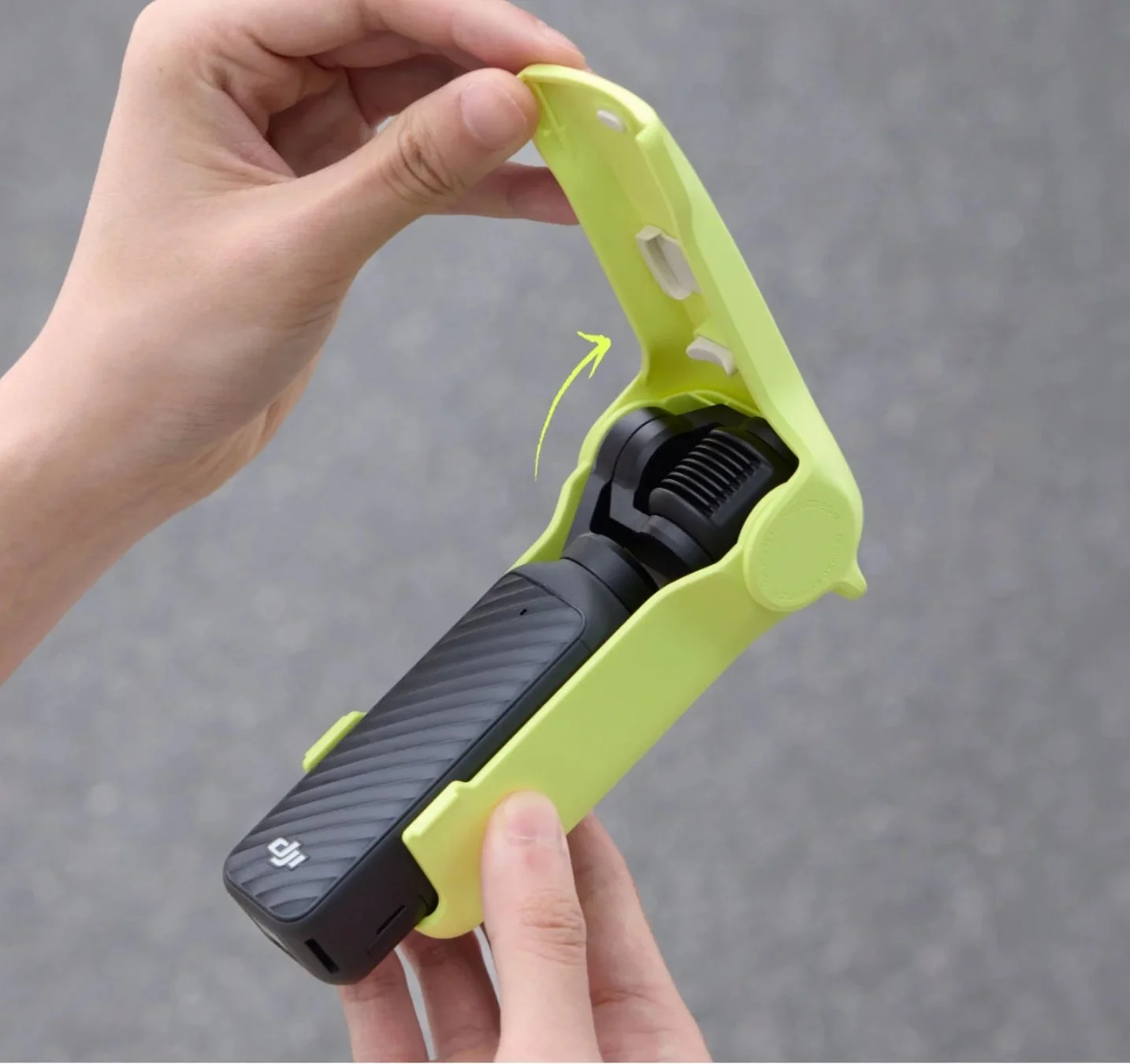 ケースを開けてDJI Osmo Pocketを収納する様子