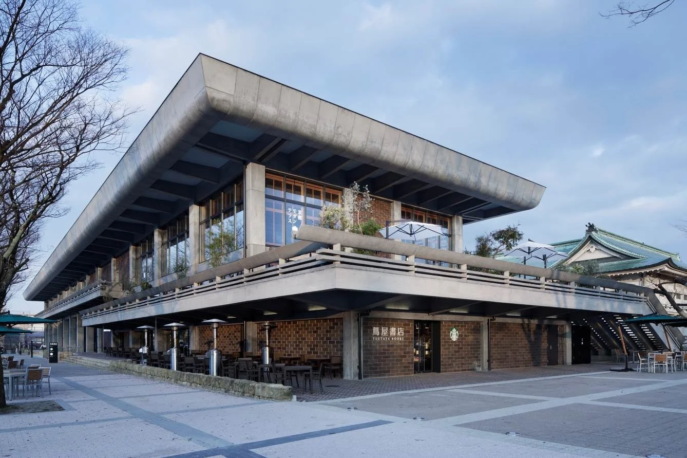 蔦屋書店とスターバックスが入居するモダンなコンクリート造りの建物