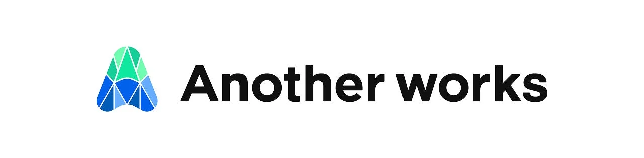 青と緑の幾何学的な「A」の形をしたロゴと、「Another works」というテキスト