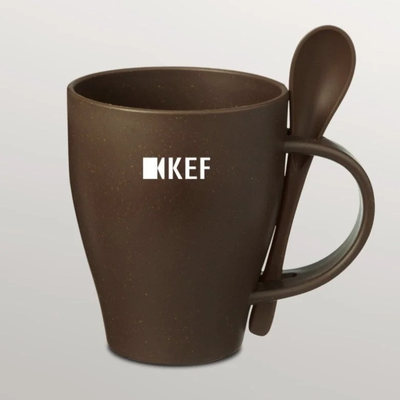 KEFのロゴが入った、ダークブラウンのマグカップとスプーンのセット